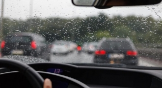 Cách lái xe an toàn khi trời mưa dông, sấm sét