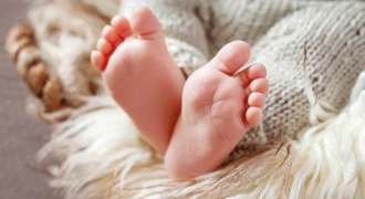 Vì sao lại lấy dấu vân chân thay vì vân tay khi trẻ chào đời?
