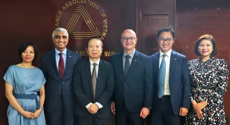 CEO Manulife Châu Á cam kết đầu tư lâu dài vào ngành bảo hiểm nhân thọ và sức khỏe tại Việt Nam   