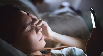 Không chỉ giảm thị lực, dùng điện thoại trước khi ngủ còn gây ra 5 vấn đề sức khỏe nghiêm trọng