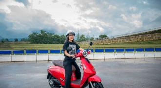 Khách hàng nô nức nhận “xe máy điện quốc dân” VinFast Evo200