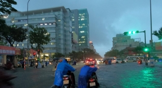 Đường phố Đà Nẵng thành sông, CSGT Thừa Thiên Huế xuyên đêm chốt chặn những tuyến đường ngập lụt