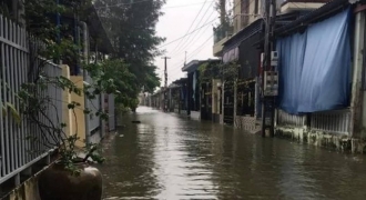 Học sinh nhiều khu vực Thừa Thiên Huế tiếp tục nghỉ học vì ngập