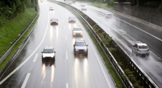 Cách lái xe ô tô đường cao tốc an toàn trong ngày mưa gió