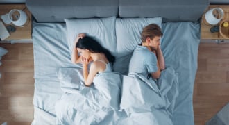 Vợ chồng giận nhau có nên ngủ riêng hay không?