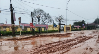 Tiếp diễn tình trạng vá đường bằng đất đỏ ảnh hưởng đến nhiều gia đình tại Nông Cống - Thanh Hóa