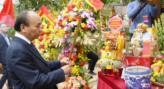 Chủ tịch nước dâng hương tưởng niệm Nữ sỹ Hồ Xuân Hương, tặng nhà tình nghĩa cho người dân huyện Quỳnh Lưu