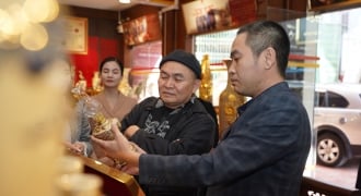 Nghệ sĩ Xuân Hinh bị “hút hồn” bởi đồ thờ gốm men Hoàng Tộc