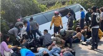 Ô tô khách 47 chỗ bị lật tại Phú Thọ, người dân đập cửa kính giải cứu nạn nhân