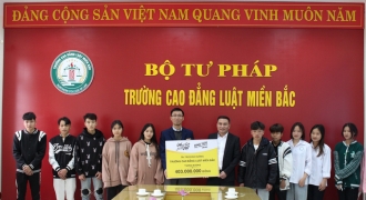 Học sinh vùng cao vui mừng nhận sữa từ quỹ phát triển tài năng Việt