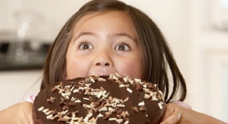 Vì sao bố mẹ hay cấm trẻ ăn kẹo, có phải nguyên nhân gây sâu răng?