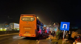 Quảng Nam: Xe khách đâm đuôi xe tải làm 16 người thương vong