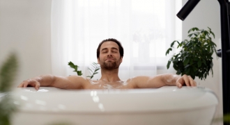 Tắm nước nóng gây vô sinh, “giết” tinh trùng: Sự thật thế nào?