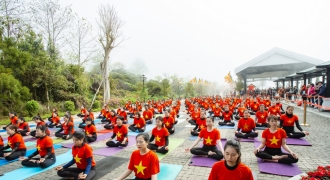 500 người đồng diễn Yoga chào mặt trời tại Fansipan