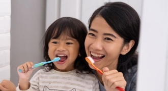 Đánh răng trước hay sau ăn, có nên nhúng kem đánh răng vào nước?