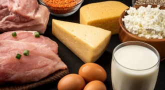 Người bị cholesterol cao có nên ăn trứng và thịt?