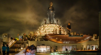 2.000 ngọn đăng thắp sáng trên Núi Bà Đen, Tây Ninh mừng ngày đại lễ Phật đản