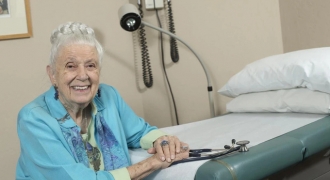 Bác sĩ 102 tuổi chia sẻ 5 bí quyết sống thọ