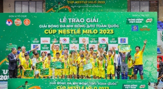 Trao tặng 16 suất học bổng “Có chí thì nên” tại Giải bóng đá Nhi đồng Cúp Nestlé MILO 2023