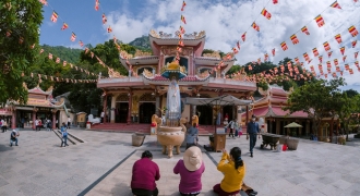 Xúc động những khoảnh khắc du khách chiêm bái núi Bà Đen, Tây Ninh