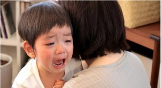 Vì sao bố mẹ thường mất kiểm soát khi con khóc?
