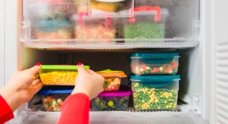 Nên dùng hộp nhựa hay thủy tinh khi để đồ trong tủ lạnh?