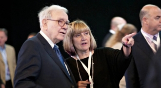 Con gái Warren Buffett hơn 20 tuổi mới biết cha là tỷ phú, vay tiền nhận được phản ứng không ngờ