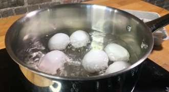 Luộc trứng nên dùng nước nóng hay nước lạnh?