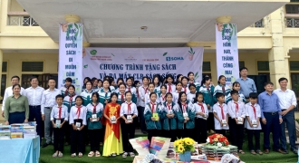 Gia đình Việt Nam tiếp bước học sinh nghèo đến trường