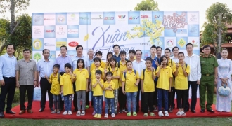 Gia đình Việt Nam trao 250 suất quà cho trẻ em mồ côi miền Tây