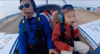Chán cảnh tắc đường, bố lái máy bay đưa con gái về quê ăn Tết