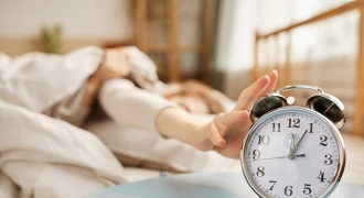 Thường xuyên thức dậy trước báo thức có phải là dấu hiệu sức khỏe?