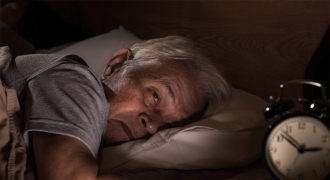 Vì sao về già ngủ ít và thức dậy sớm hơn?