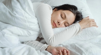 Vì sao một số người trở mình liên tục, không thể nằm yên khi ngủ?