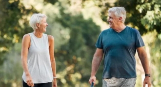 Đi bộ bao nhiêu bước mỗi ngày có thể giúp giảm nguy cơ đau tim ở phụ nữ trên 70 tuổi?