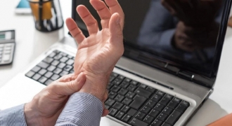 Sử dụng chuột máy tính 30 giờ mỗi tuần gây 5 vấn đề nghiêm trọng ở cổ tay