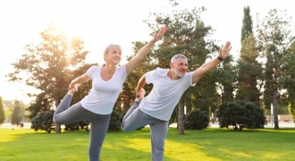 6 lợi ích tuyệt vời của việc tập yoga cho nam giới trên 60 tuổi