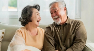 Vợ chồng lớn tuổi nên thể hiện tình yêu thương chân thành như thế nào?