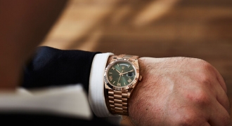 Bỏ chứng khoán đầu tư... đồng hồ Rolex