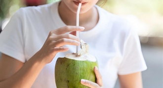 Biết 5 tác dụng này sẽ hiểu vì sao nhiều người uống nước dừa mỗi ngày