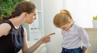 Bắt con xin lỗi ngay khi làm sai, cha mẹ không hay biết đang tạo thói quen nguy hiểm cho trẻ