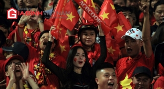 Sắc đỏ phủ kín SVĐ Hàng Đẫy cổ vũ đội tuyển Việt Nam