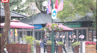 Hình ảnh an ninh thắt chặt bên ngoài khách sạn Melia - nơi lưu trú của Chủ tịch Kim Jong-un