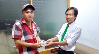 Lái xe Taxi Mai Linh trả lại hơn 100 triệu đồng cho khách để quên trên xe