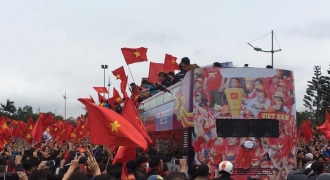 U23 Việt Nam đang diễu hành trên xe buýt 2 tầng, CĐV vây kín gây tắc đường từ cầu Nhật Tân