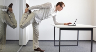 5 cách tăng vận động, làm giảm các bệnh về xương khớp dành cho nhân viên văn phòng