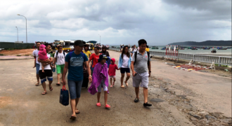 Hơn 3.500 khách du lịch Cô Tô chưa di chuyển được vào đất liền