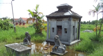 Hà Nội: Di tích kiến trúc nghệ thuật cấp Quốc gia bị ngập trong bùn, nước và cỏ dại