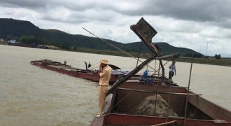 Hà Tĩnh: Bắt giữ hàng loạt sà lan “cát tặc” trên sông Lam