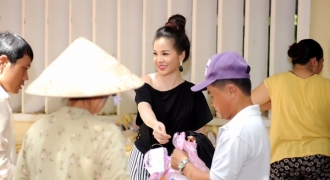 Hoa hậu Lê Thanh Thúy trao quà từ thiện cho 1.000 bà con nghèo Bến Tre